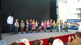 Kinder aus dem "Tierhäuschen" singen Lieder und tragen Gedichte vor. (Foto: Wiesner/Autowelt Peter)