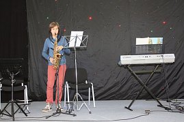 Voll konzentriert: die kleinen und großen Instrumentalisten der Musikschule Vladimirowa.  (Foto: Fischer/Autohaus Peter)