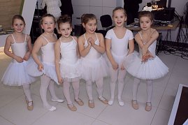 Aufgeregt waren auch die Küken der Tanzschule Vladimirowa. (Foto: Fischer/Autohaus Peter)